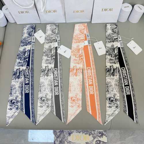 Dior25年新款春季丝巾，款款都美，挑不过来了，修长版型搭配尖头设计，款式经典别致。背面饰以对比鲜明的“Christian Dior”标志提花条形图案。可与各