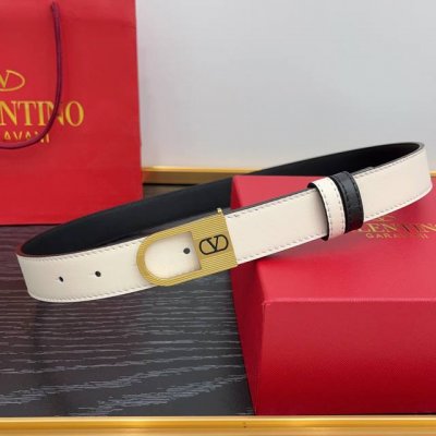 牛皮革腰带，复古黄铜做旧效果处理金属扣环，饰以珐琅 Vlogo Signature 细节 宽度：3.0Cm