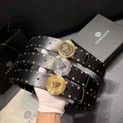 特 范思哲 宽4.0Cm 新款 皮革腰带，以经典 Versace 美杜莎头像装饰，皮带配有闪亮双色五金，增添造型魅力。完美时尚必备单品。