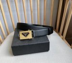 Prada 普拉达 专柜最新款 这款百搭配饰定格简约而考究的设计 优雅的Saffano皮革交叉平行线纹理平添别样的微妙韵致 自动扣金属刻字徽标点缀别具一格的特色