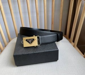 Prada 普拉达 专柜最新款 这款百搭配饰定格简约而考究的设计 优雅的Saffano皮革交叉平行线纹理平添别样的微妙韵致 自动扣金属刻字徽标点缀别具一格的特色