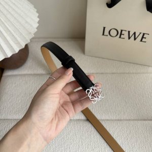 走量款 重磅来袭 Loewe 鹅卵石纹牛皮腰带。Anagram搭扣 Anchor腰带扣 宽2.0Cm，五孔调节。黑色 银扣