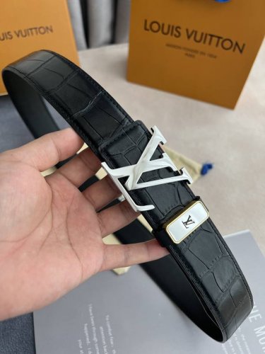 品名： Lv..路易..威登原单 型号：挂扣，头层牛皮鳄鱼纹带身，纯钢材质经典扣头，头层牛皮，图片实物拍摄 材料：头层牛皮，挂扣系列，纯钢质扣头