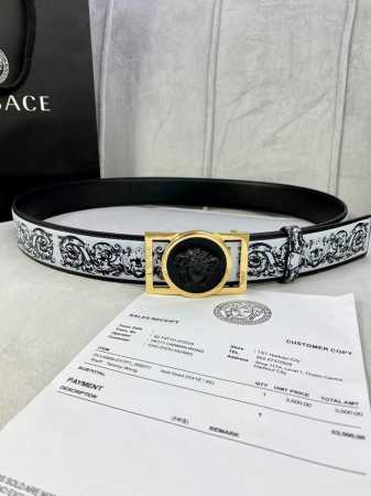 特 宽度4.0Cm Versace 范思哲 此款 Zzo腰带采用牛皮革面料制作，并饰有le Classique图案印花和标志性的美杜莎五金配件。 - 点击图像关闭