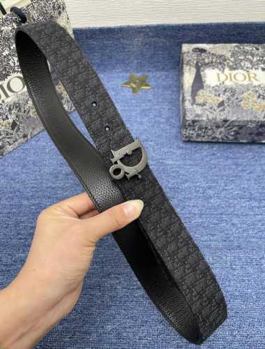 _最新款来袭 【品牌】迪奥 特P180 这款 35 Montaigne 腰带从标志性的同名手袋汲取灵感，可翻面使用，以双面设计重新诠释经典。一面采用光滑牛皮革，