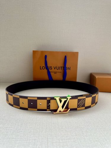 特 本款 Lv Initiales 双面腰带出自 春夏男装秀场，为 Damier Pop 帆布浸染潮流新色，翻转可见光滑素雅牛皮革。Lv 字母搭扣与崭新 Lou
