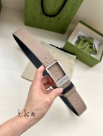 宽度3.8Cm Gucci 衔接品牌的过去和现在，以焕新方式继续演绎经典元素。这款黑色皮革腰带饰有Gg字母交织图案，以Gucci刻花呈现长方形搭扣开合设计。 此