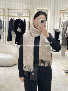 F家。免代购！极品！Fendi今年最火的围巾！全世界都在抢的老花Ff字母款！主打的限量大极品！也是有钱也很难买到的好玩意儿！正儿八经的好东西，真材实料一模一样，