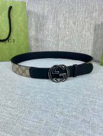 宽度4.0Cm Gucci 这款腰带在春夏系列中惊艳亮相，采用以标志性米色 乌木色组合呈现的品牌双G精品钢扣字母交织图案，与黑色皮革材质相得益彰。双G搭扣采用做