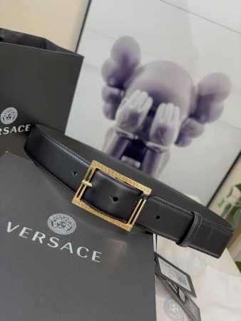 范思哲versace，这个经典的腰带由柔软的小牛皮制成，配有方形扣和精致的金属元素，路人上有希腊风格。3.5Cm宽 - 点击图像关闭