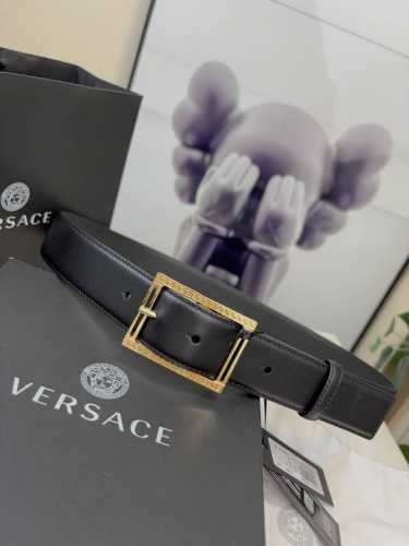 范思哲versace，这个经典的腰带由柔软的小牛皮制成，配有方形扣和精致的金属元素，路人上有希腊风格。3.5Cm宽