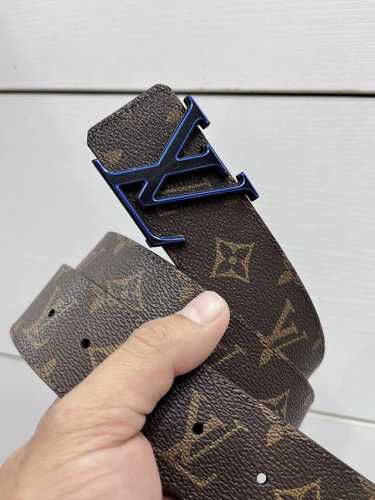 特 Lv Dimension 双面腰带将创意传承与华美街头风范共冶一炉，彰显创意总监 Pharrell Williams 的时尚远见。Monogram 帆布铺陈