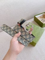 特 Gucci 双面腰带，一侧为Gucci Signature皮革，反面一侧为单色皮革。配以互扣式双G带扣。经典百搭款；腰带适用低腰和高腰两种穿戴方式，所以建议