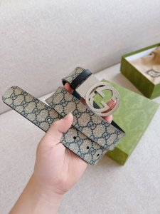 特 Gucci 双面腰带，一侧为Gucci Signature皮革，反面一侧为单色皮革。配以互扣式双G带扣。经典百搭款；腰带适用低腰和高腰两种穿戴方式，所以建议