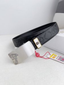 品名：范思哲.Versace.皮带腰带自动皮带 型号：自动带，纯钢材质经典人头自动扣，图片实物拍摄腰带：百分百头层牛皮，自动带身，保证真皮。24K纯钢扣永不掉色