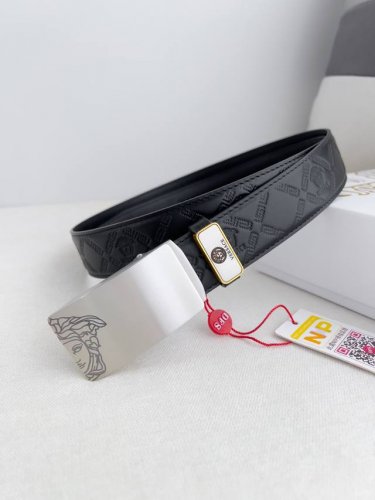 品名：范思哲.Versace.皮带腰带自动皮带 型号：自动带，纯钢材质经典人头自动扣，图片实物拍摄腰带：百分百头层牛皮，自动带身，保证真皮。24K纯钢扣永不掉色