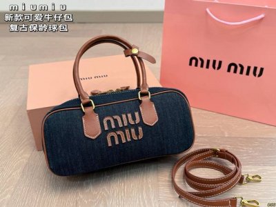 配盒 缪缪 Miumiu牛仔包 复古保龄球包 时髦精的选择 见到实物不得不感叹火有它火的道理 超实用的好嘛！！ 尺寸28 12