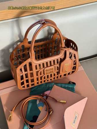 配全套包装 Size：24.5*15 Miumiu与众不同的包包 谁能拒绝在夏天拥有一支编织包皮革编织超有质感小巧轻便可爱 哇塞Miumiu新款皮编镂空包也太C - 点击图像关闭