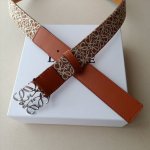 品牌:罗意威 价格:特 尺寸:带宽32Mm 正品尺寸 五金材质:专柜精品扣，真空电镀，工艺精细 带身材质:天然头层牛皮，质感十足，手感柔软。时尚个性，经典百搭！
