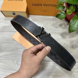 Lv.路易威登 宽40Mm双面原版小牛皮 搭配单钌钯电镀扣 完美的手感.油边 出众的设计.风格 高贵奢华 时尚大方 高清实拍 货真价实 品质保证 双面用