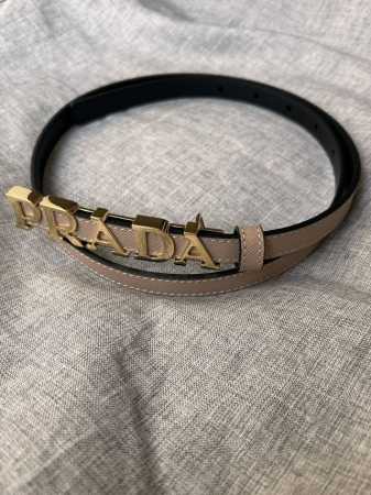 Prada 普拉达 专柜同款 女装休闲细腰带 宽 1.5Cm 这款采用saffiano原版皮内衬光滑小牛皮，搭配prada字母五金扣，可搭配不同风格的服装。原单 - 点击图像关闭