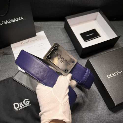 特P240 新款 简约百搭皮革腰带 Dolce&Gabbana Milano 标牌装饰别具一格。 鞍皮腰带，搭配钯色电镀金属 Dolce&Gabbana Mil