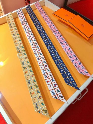 Phms2262 爱马仕新款Twilly 骏马披挂 顶级斜纹真丝打造 超精细的印花 字迹非常清晰 绝对是送礼自用的首选丝带既可绕于颈间，亦可缠于腕部、腰部，同样