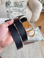 迪奥 Dior 这款 30 Montaigne 腰带从同名手袋汲取灵感，可翻面使用，以双面设计重新诠释经典。采用光滑小牛皮革精心制作，一面为黑色，另一面为奶白色