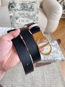迪奥 Dior 这款 30 Montaigne 腰带从同名手袋汲取灵感，可翻面使用，以双面设计重新诠释经典。采用光滑小牛皮革精心制作，一面为黑色，另一面为奶白色