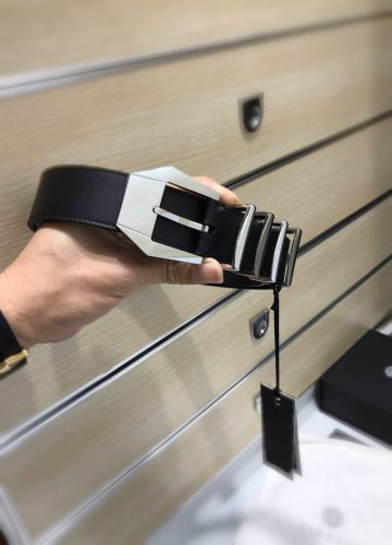 配送专柜包装 打孔针 批专柜同款、实拍专柜官网，尺寸:宽35Mm，原版立体钌钯针扣 ，极富设计美感 ，双面采用进口原版小牛皮，配制间色五金戒指及尾标，彰显个性，