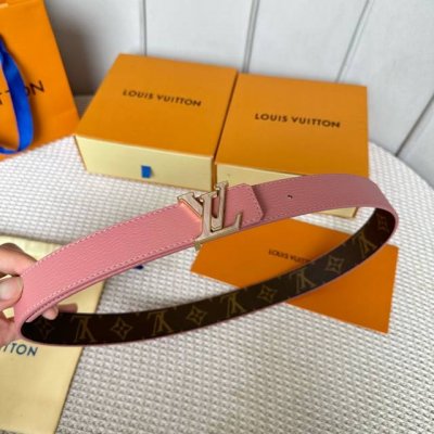 特 片裝1 寬：30Mm 女士經典頂級休閒腰帶 寬度30毫米這款永恆優雅飾有帆布的造型設計 原版小荔枝紋牛皮底 搭配全新搭扣以金色金屬打造 飾以與皮帶同色的琺瑯