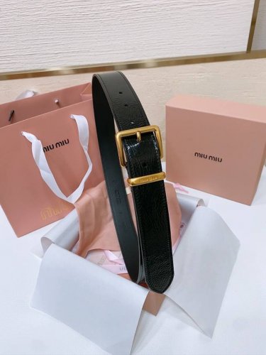 缪缪Miumiu专柜新款 这款皮革腰带是提升别致造型品味的理想之选。醒目的刻字五金徽标搭配方型针扣，手感柔软细腻的小牛皮。非常时尚百搭 宽:3.4Cm