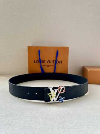 Lv 牛皮压花Pont Neuf皮带宽40毫米这款Taurillon 腰带采用Lv Logo压花设计，进口牛皮面料手感柔软细腻，新款珐琅扣不锈钢五金 适合各种风 - 点击图像关闭