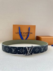 特 Lv Initiales 40 毫米双面腰带汲取当代风尚之精髓，镶缀经典 Lv Initiales 字母搭扣，一面采用传统沉稳的 Damier Infini