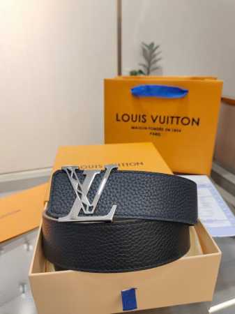 特 L0Uis Vuitt0N Lv 男士专柜品质腰帶 寬度40毫米 配置精钢字母搭扣 扣头可随意搭配 皮质柔软 手感细腻舒适 - 点击图像关闭
