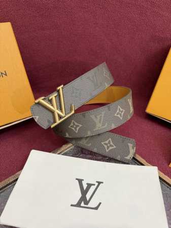 Monogram Surplus涂层帆布表带， Lv Initials Monogram Surplus 40Mm腰带被其阳刚的色调所强化，而其宽度与光泽的银色 - 点击图像关闭