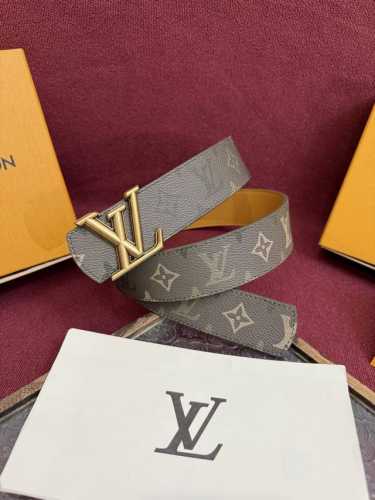 Monogram Surplus涂层帆布表带， Lv Initials Monogram Surplus 40Mm腰带被其阳刚的色调所强化，而其宽度与光泽的银色