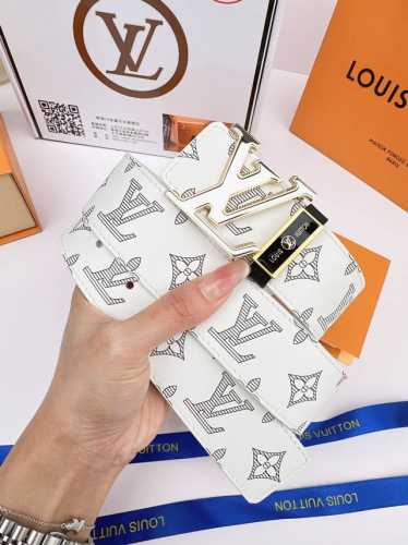 皮带：Lv..路易..原单 腰带：百分百头层牛皮，保证真皮。24K纯钢扣双面可用专柜同等质量， 送人自用首选 包装： 请认准如图专柜包装，赠送打孔器，银联发票，