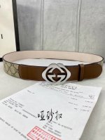 宽度4.0Cm Gucci 这款腰带在早秋系列中惊艳亮相，采用以标志性米色 乌木色组合呈现的品牌双G字母交织图案，与黑色皮革材质相得益彰。双G菱形砂扣采用做旧效