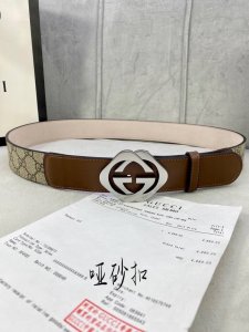 宽度4.0Cm Gucci 这款腰带在早秋系列中惊艳亮相，采用以标志性米色 乌木色组合呈现的品牌双G字母交织图案，与黑色皮革材质相得益彰。双G菱形砂扣采用做旧效
