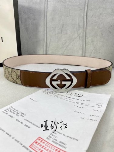 宽度4.0Cm Gucci 这款腰带在早秋系列中惊艳亮相，采用以标志性米色 乌木色组合呈现的品牌双G字母交织图案，与黑色皮革材质相得益彰。双G菱形砂扣采用做旧效