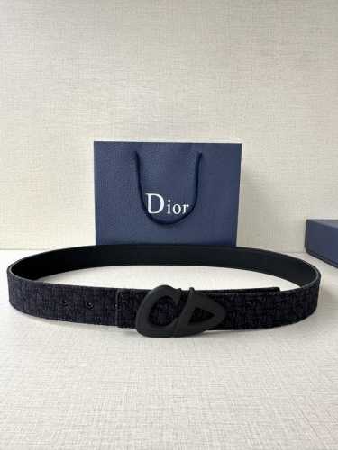 宽度3.5Cm Dior 这款砂黑 金 白 枪多色饰面 不锈钢腰带扣是春季男装系列新品，展示 Cd30 标志，灵感源自 B30 运动鞋。可与各式 35 毫米腰带