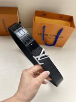 特 本款腰带4.0宽:Lv Pyramide 腰带焕新加入路易威登稀有皮革配饰系列。鳄鱼皮革呈现雍容纹理，Lv Pyramide 搭扣闪耀金属光泽。