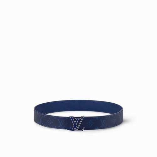 特 Lv Initiales 4.0宽双面腰带是 年春夏男装系列的配饰。Taga 皮革触感柔软，与另一面的Monogram 帆布碰撞色彩。同色 Lv 字母以抛光