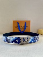 4.0宽 Lv Initials Mng Bandana 双面腰带瞩目焕新经典设计，一面展现 秋系列的 Monogram Bandana 帆布，另一面采用素净牛