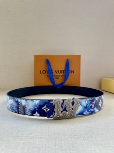 4.0宽 Lv Initials Mng Bandana 双面腰带瞩目焕新经典设计，一面展现 秋系列的 Monogram Bandana 帆布，另一面采用素净牛