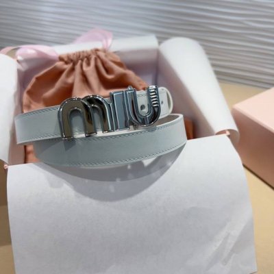 Miu Miu 这款皮革腰带是提升别致造型品味的理想之选。 醒目的标志性徽标装点搭扣，营造精致撞色与纹理效果。缕空m I U设计别致. 宽度: 2Cm 尺寸75
