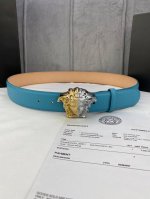 特 宽度4.0Cm Versace 范思哲 此款柔软的皮带饰有金、银双色3D美杜莎腰带扣，可搭配正装或休闲牛仔装。