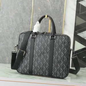 公文包 黑色 Cd Diamond 图案帆布和黑色粒面牛皮革官网价 P30,000 编号:1Esbr180Cdp_H43E 这款公文包是二零二四秋季男装系列新品