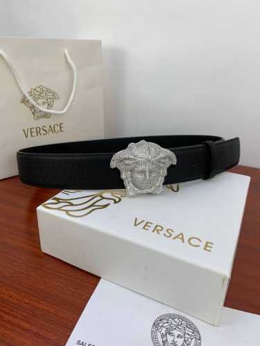 versace 范思哲 经典珍珠纹皮底 两面头层搭配经典人头：此款腰带配有醒目的满钻美杜莎头像搭扣，可为任何造型增添几分立体雅致效果。宽度4.0Cm